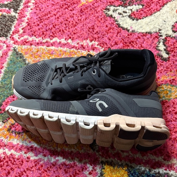 ON Women’s  Cloudflow Sneakers size 9.5 - Picture 1 of 7